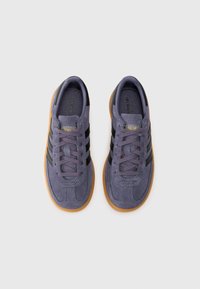 adidas Originals HANDBALL SPEZIAL UNISEX - Sportbačiai - preloved violet/core black/gum