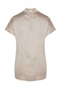 Kurzarmbluse aus hellbeigem Satin mit hohem Kragen und rückseitigem Reißverschluss. Sanfte Textur mit dezenter Schimmer.