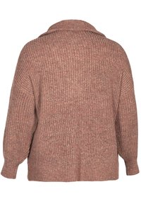 Cardigan a coste in un rosa caldo e tenue. Presenta un colletto a risvolto e una vestibilità ampia con maniche larghe, offrendo un aspetto morbido e strutturato.