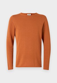 Langärmliges Crewneck-Shirt in einem verbrannten Orange, aus Rippstoff gefertigt. Glatte Textur mit minimalen Nahtdetails.
