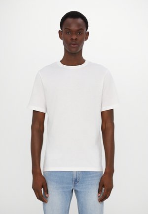 Witte katoenen t-shirt met korte mouwen, ronde hals en een recht gesneden pasvorm. Draag het met lichtblauwe denim jeans. Geen zichtbare patronen of accenten.
