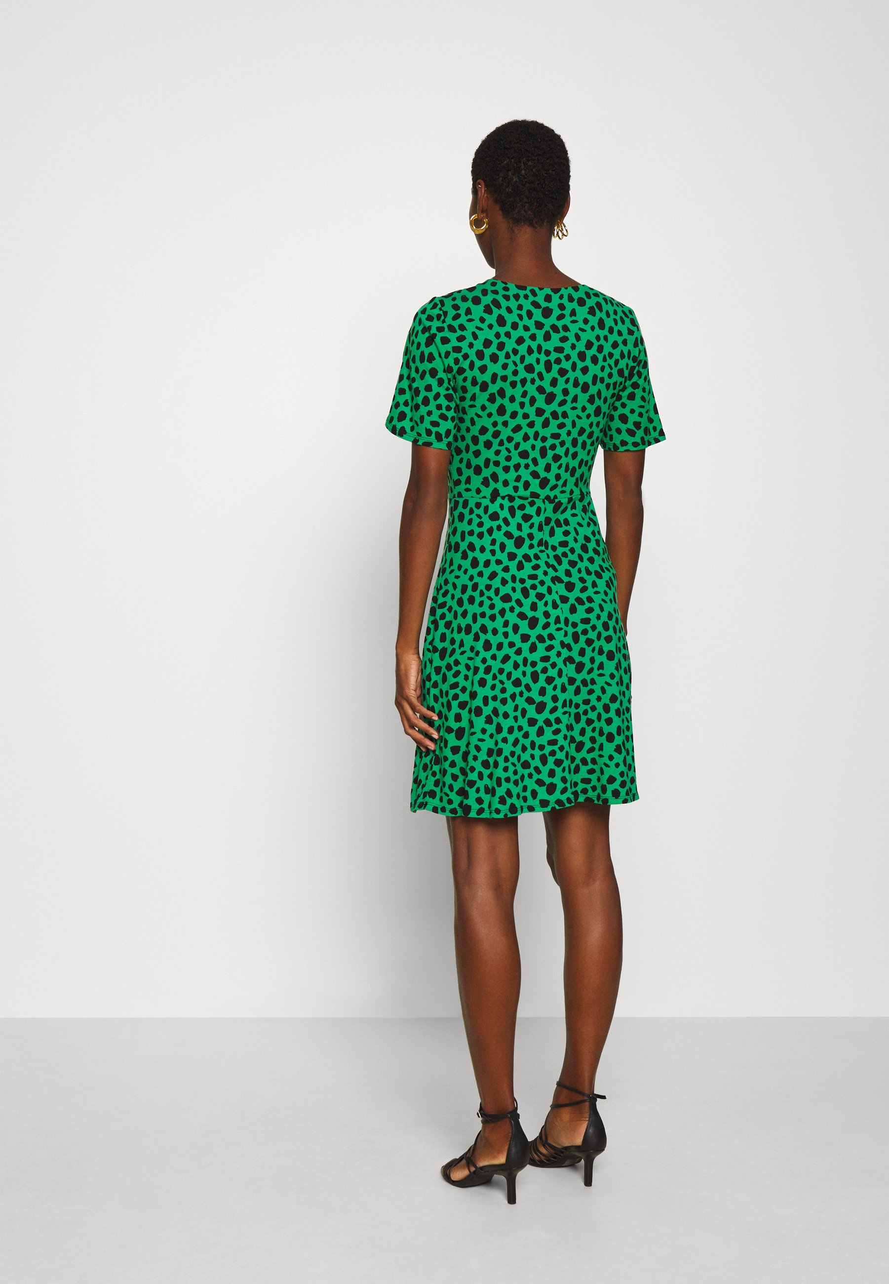 Dorothy Perkins SPOT BUTTON THROUGH TEA DRESS Jerseykjole Dorothy Perkins TIA FLORAL RUFFLE LONG SLEEVE DRESS - Kjole - green