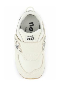 Fehér sneaker velúr és hálós anyagból. Jellemzője egy tépőzáras pánt és textúrázott talp. Tartalmazza a nyomtatott 'new-b 574' logót.