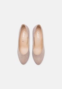 Paire de ballerines beige pailletées pour femmes, taille 4,5, étiquetées "Gabor Soft & Smooth" sur les semelles intérieures beiges, vues de dessus sur fond blanc.
