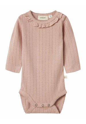Rosa stickad babybodysuit med långa ärmar, ribbad struktur, volangkrage och tryckknappar i botten. Varumärkesetikett synlig inuti.