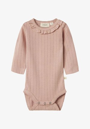 Bodysuit pour bébé en tricot rose, avec des manches longues, une texture côtelée, un col volanté et des boutons-pression en bas. Étiquette de marque visible à l'intérieur.