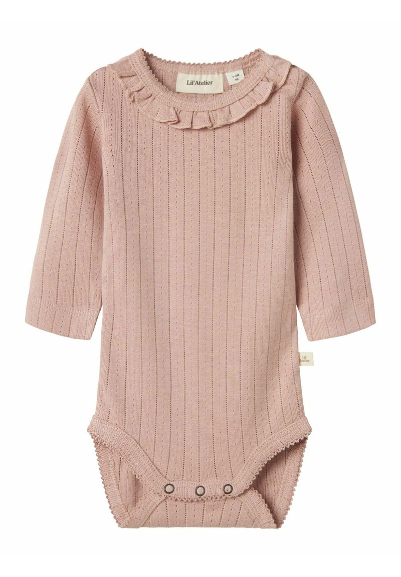 Rosa stickad babybodysuit med långa ärmar, ribbad struktur, volangkrage och tryckknappar i botten. Varumärkesetikett synlig inuti.