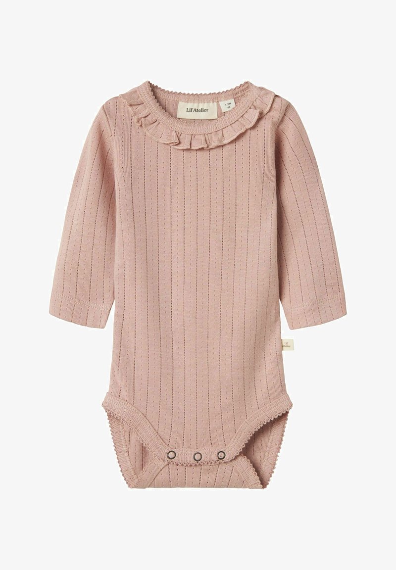 Vaaleanpunainen neulottu vauvan bodysuit pitkillä hihoilla, ribbikuviointi, röyhelökaulus ja nepparit alhaalla. Brändilogo näkyvissä sisällä.