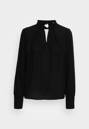 Zwarte blouse met lange mouwen, een hoge halslijn, een sleutelgat aan de voorkant, knoopsluiting bij de kraag en geplooide details onder de halslijn.