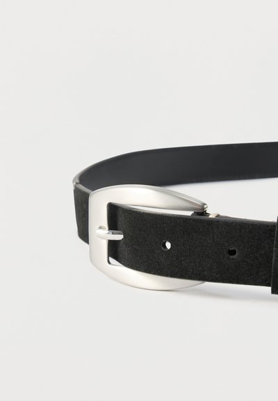 Μαύρη δερμάτινη ζώνη με αγκράφα από ασημί μέταλλο, με δύο τρύπες ρύθμισης, σε λευκό φόντο.