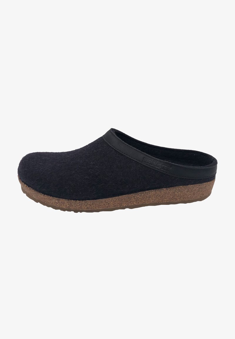 Zoccoli in feltro nero con forma arrotondata, dotati di un bordo in sintetico nero liscio e una suola in sughero testurizzata per aderenza e comfort.