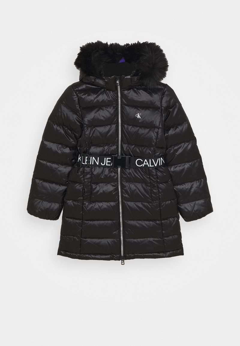 Giacca nera imbottita con cappuccio in pelliccia sintetica, chiusura con zip e fascia a contrasto con il logo "CALVIN KLEIN JEANS". Tessuto texture lucido.