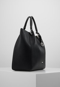 Bolso tote de cuero negro con un acabado texturizado, acentos de hardware plateado y dos asas redondeadas y resistentes. Tiene una forma espaciosa y estructurada.