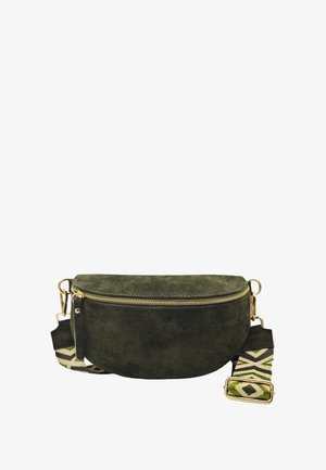 Banane en daim vert olive avec une fermeture éclair dorée, dotée d'une sangle ajustable à motifs géométriques. Texture lisse et forme arrondie.