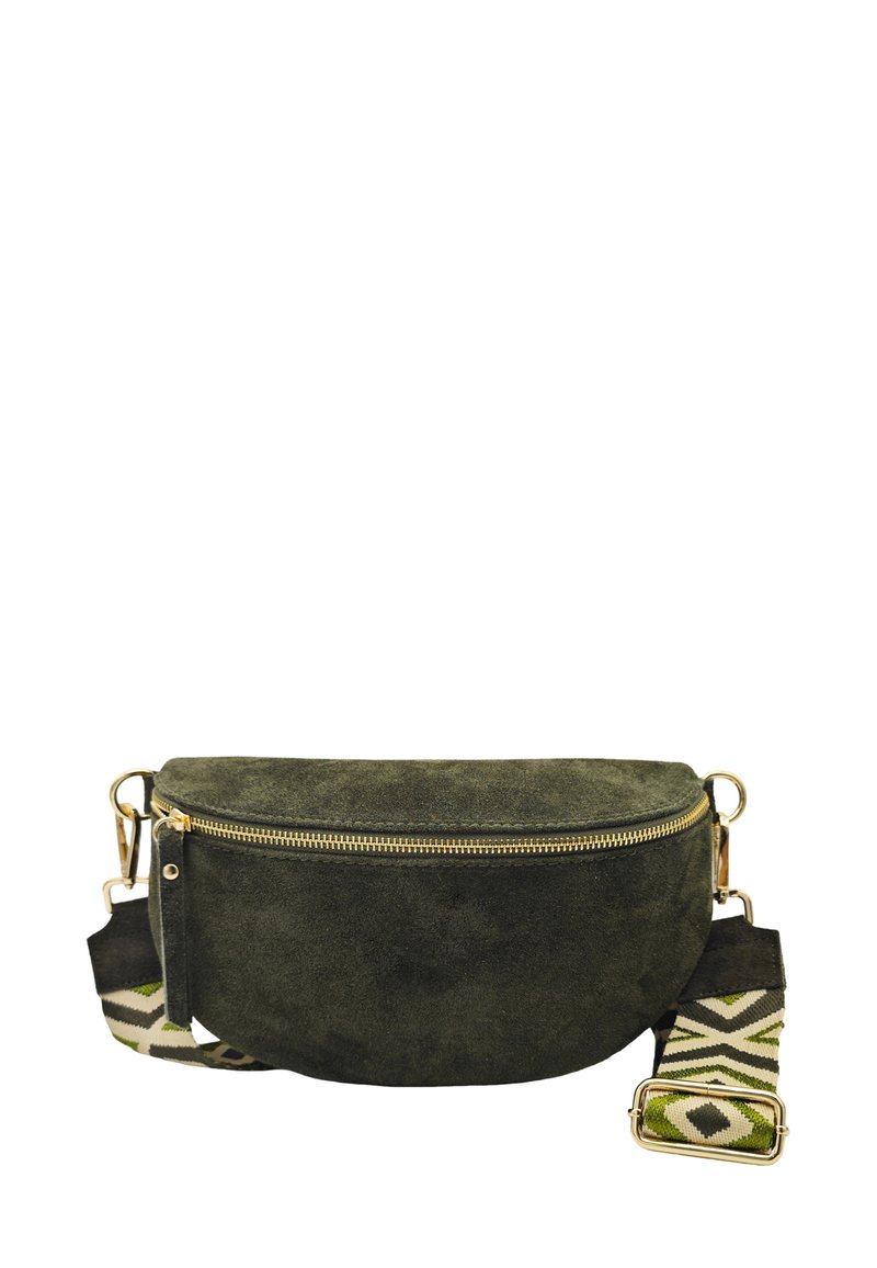 Banane en daim vert olive avec une fermeture éclair dorée, dotée d'une sangle ajustable à motifs géométriques. Texture lisse et forme arrondie.