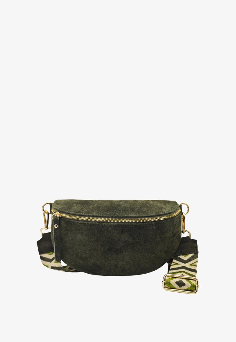 Banane en daim vert olive avec une fermeture éclair dorée, dotée d'une sangle ajustable à motifs géométriques. Texture lisse et forme arrondie.