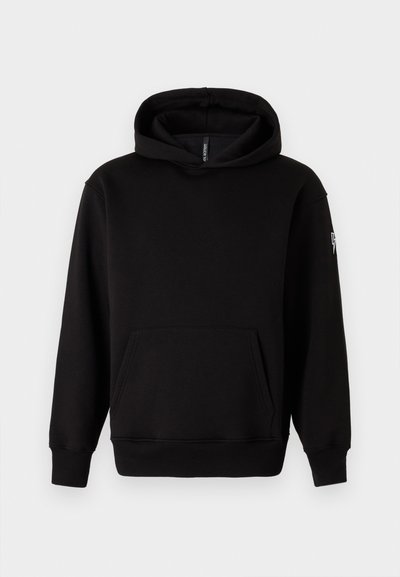 Svart hoodie med en framficka, mjukt tyg, långa ärmar och dragband i huvan. Har en liten grafik på vänster ärm.