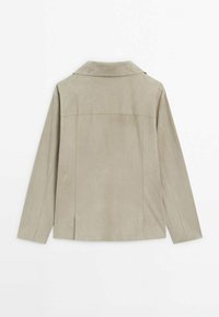 Vaaleanharmaa mokkajakku, jossa on lovellinen kaulus, pitkät hihat ja hienovaraiset sauman yksityiskohdat, suunniteltu rentoon istuvuuteen ja minimalistiseen tyyliin.