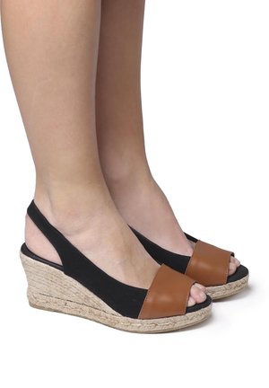 Ruskeat nahka- ja mustat kangas-nilkkurit, joissa on avoimet varpaat, ja espadrille-tyylinen kudottu pohja sekä slingback-suoja.