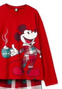 Maglia rossa a maniche lunghe con un personaggio dei cartoni sorridente in pigiama a quadri, che tiene in mano una tazza da cui si sprigiona vapore. Il design include una vestibilità comoda e uno scollo rotondo.