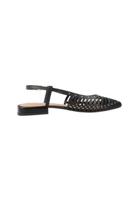Zapato negro tipo slingback de cuero, con un diseño recortado y tacón bajo. El zapato cuenta con una correa flexible para un ajuste seguro.