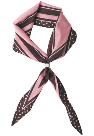 Sciarpa rosa e marrone scuro con motivi geometrici e a pois, annodata con un piccolo accessorio quadrato bianco.