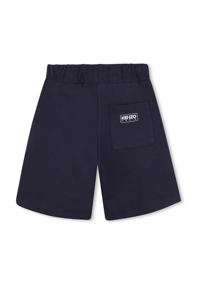 Marineblauwe shorts van zachte stof met een elastische tailleband en een achterzak met een wit logo-patch. Soepele textuur, casual ontwerp.