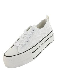 Sneaker bianca in tela con superiore testurizzato, punta rotonda, lacci bianchi e suola spessa a strisce nere per un'altezza maggiore.