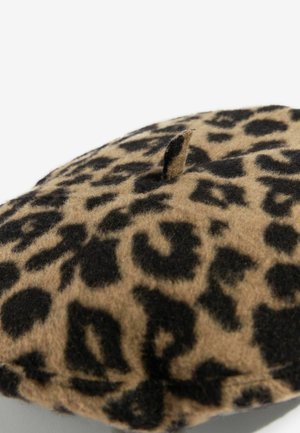 Leopárdmintás barna és fekete filcból készült beret, kerek forma, kicsi középső részlettel, puha textúrával és látható állatmintával.