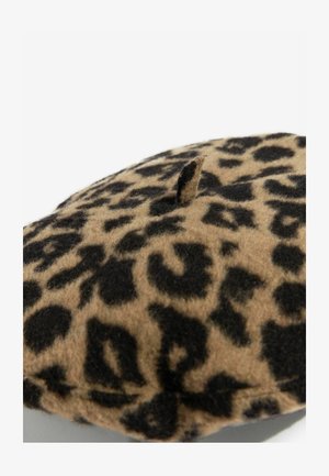 Leopárdmintás barna és fekete filcból készült beret, kerek forma, kicsi középső részlettel, puha textúrával és látható állatmintával.