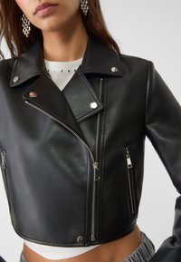 Stradivarius Bunda z umělé kůže - black