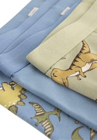 Tre farverige tekstiler vist i lag. Inkluderer lyseblå, mørkeblå og grønne materialer, med dinosaurmønstre på det grønne stof.