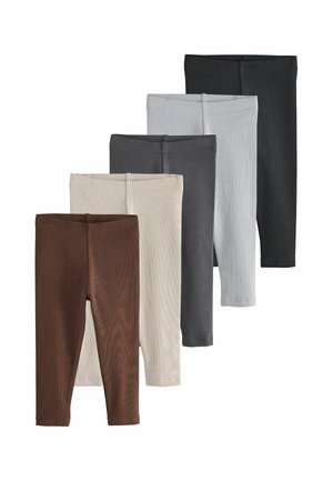 Fem par ribbede leggings i brun, beige, mørkegrå, lysegrå og sort, arrangeret i en forskudt lodret række på hvid baggrund.