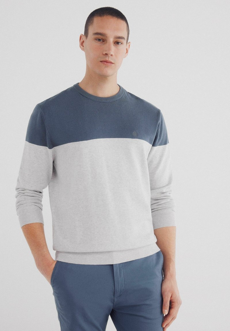 Grå och marinblå färgblockerad sweatshirt med rund halsringning och ribbade ärmar. Tillverkad av en bomullsblandning, med en mjuk textur och avslappnad passform.