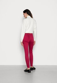 Marks & Spencer JEGGINGS - Calças de ganga de corte skinny - dark pink