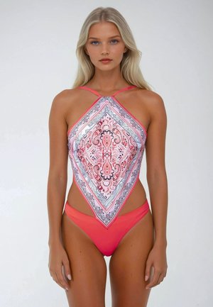 Costume intero con motivo paisley rosa e argento, spalline sottili e design a taglio alto. Tessuto morbido con una texture liscia.
