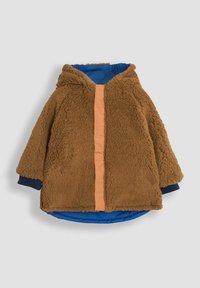 Brun fleecejakke med en blå indvendig side, med en orange lynlås i midten, hætte og marineblå manchetter. Tekstureret, varmt stof.