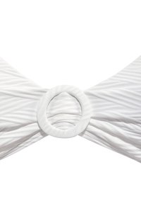 Top de bikini blanco con tejido texturizado y sutil acanalado, y detalle de bucle circular en el centro. Diseño con caída uniforme.