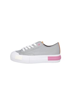 Zapatilla de lona gris baja con cordones blancos, suela blanca gruesa, ojal y detalle en el talón rosa, y lengüeta naranja en la parte trasera.