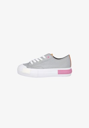 Zapatilla de lona gris baja con cordones blancos, suela blanca gruesa, ojal y detalle en el talón rosa, y lengüeta naranja en la parte trasera.