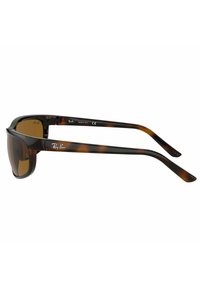 Occhiali da sole tartarugati con lenti marroni, design elegante e logo Ray-Ban sulle tempie. Montatura leggera con una finitura liscia.