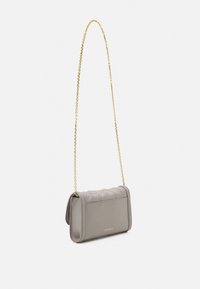 Grå læder crossbody taske med en guld kædetræk, der har et quiltet design, rektangulær form og subtilt logo detalje foran.