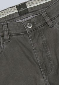 Graue Baumwollhose mit texturiertem Finish, ausgestattet mit einem Metallknopf und einem markierten Bund mit einem subtilen Muster.