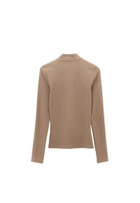 Beige langærmet ribbet turtleneck sweater med slim fit, fremvist fra ryggen på en hvid baggrund.