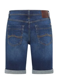 Ciemnoniebieskie dżinsowe szorty z podwiniętymi nogawkami, z dwiema tylnymi kieszeniami i kontrastującymi żółtymi szwami. Brązowa skórzana łatka w pasie.