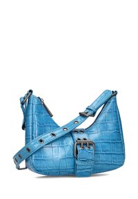 Blauwe leren handtas met krokodillenpatroon, met een gebogen vorm, verstelbare schouderband en gespaccent. Beschikt over metalen hardware en ronde hoeken.