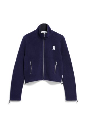 Marineblauwe cropped fleece jas met een hoge kraag, ritssluiting, twee voorkant geparkeerde ritszakken en een wit geborduurd logo op de borst.