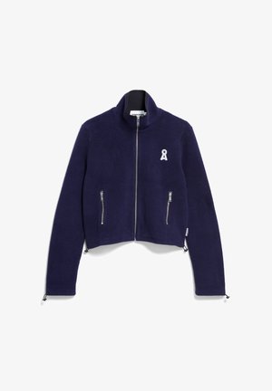Marineblauwe cropped fleece jas met een hoge kraag, ritssluiting, twee voorkant geparkeerde ritszakken en een wit geborduurd logo op de borst.