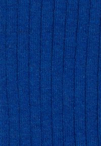 Tessuto a maglia rigata di un blu vibrante, con strisce verticali per aggiungere texture. Il materiale sembra morbido e flessibile.