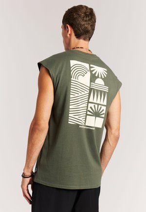 Ärmelloses olivgrünes Shirt mit großem weißem Grafikdesign aus geometrischen Mustern und Formen auf der Rückseite, aus weichem Baumwollstoff gefertigt.